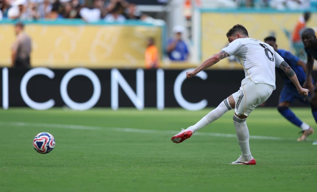 半场-莱昂纳多双响埃弗拉建功 浙江暂3-0梅州客家